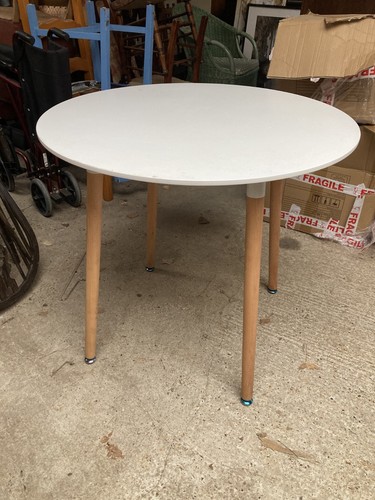 Round white dining table - white,