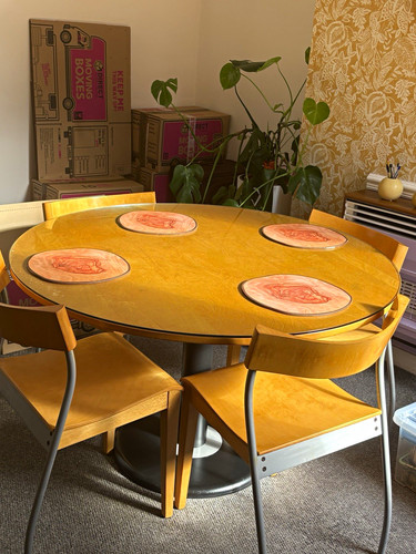 Round dining table 4 - 4, chairs